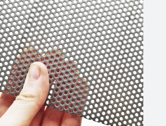 What are the different types of stainless steel mesh and their specific applications?